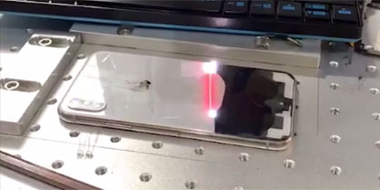 Thay kính lưng iPhone khoogn cần tháo máy bằng Laser