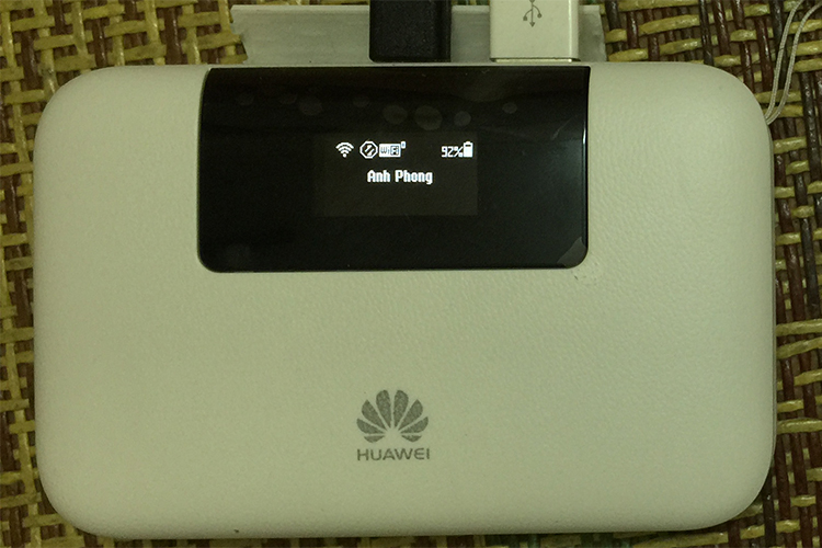Thiết bị phát Wifi 3G/LTE 4G Huawei E5770s-320 tích hợp sạc dự phòng.
